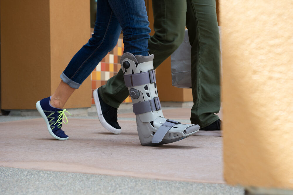 AIRCAST® AIRSELECT™ Elite Walker Unterschenkel-Fuß-Orthese Imagebild Frau geht