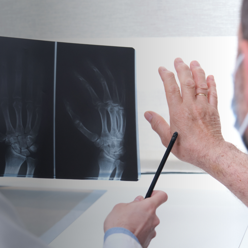 Lifestylebild Arzt und Patient mit Röntgenaufnahmen des Handgelenks