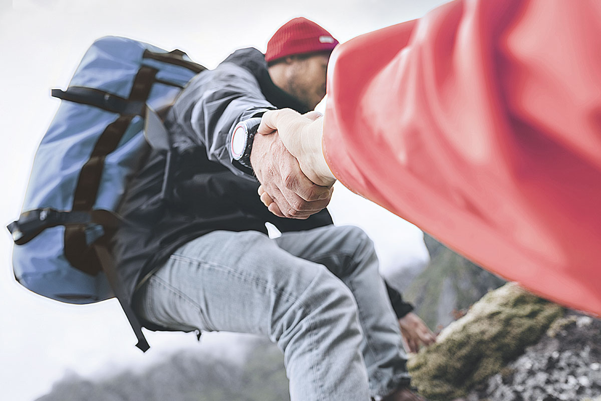 Bild für Webseite, Ordner: unsere Werte, 2 Menschen beim klettern in den Bergen