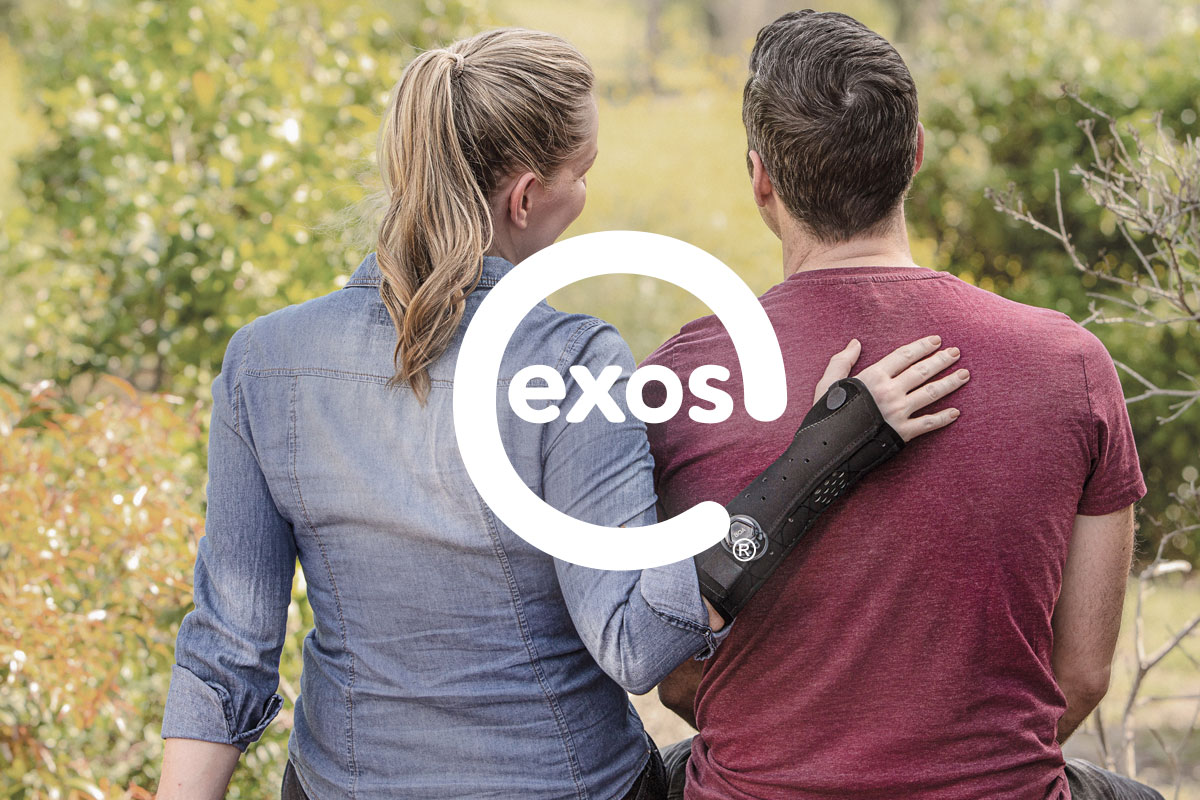 Imagebild EXOS® Hand-Unterarmorthese mit BOA® Frau umarmt Mann