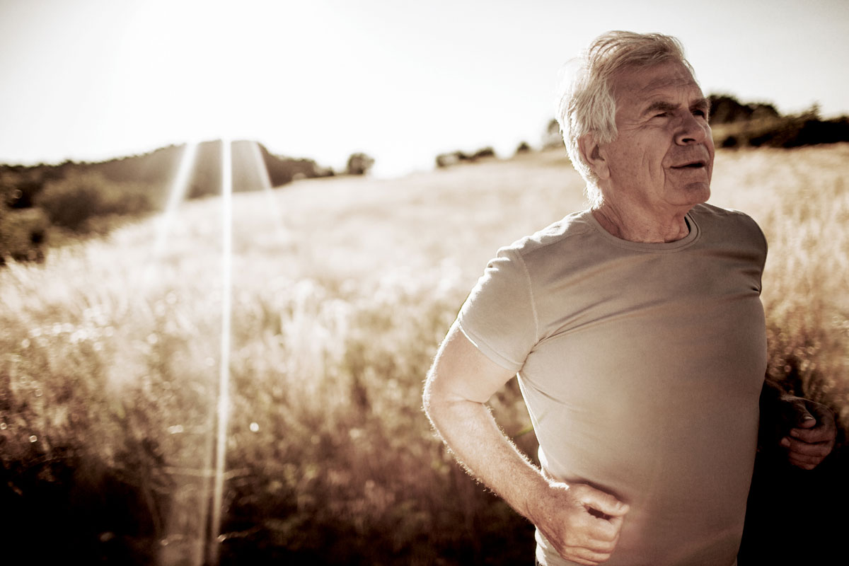 Bild für Webseite, Ordner: vision mission, Älter Mann beim Joggen in der Natur