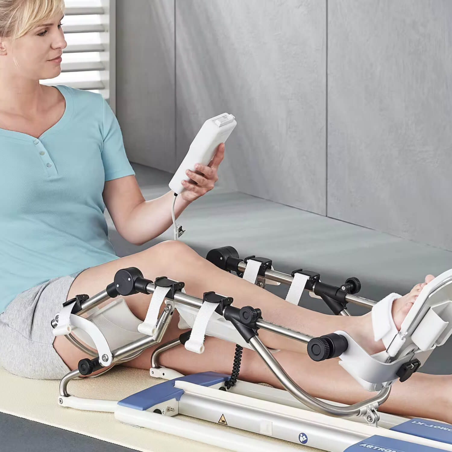 Imagebild ARTROMOT®-K1 in Praxis, Motorisierte Bewegungsschiene für das Knie- und Hüftgelenk