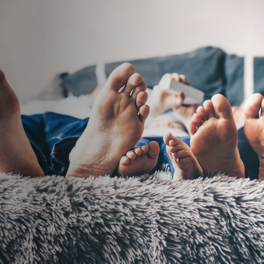 Lifestylebild Nackte Füße im Bett